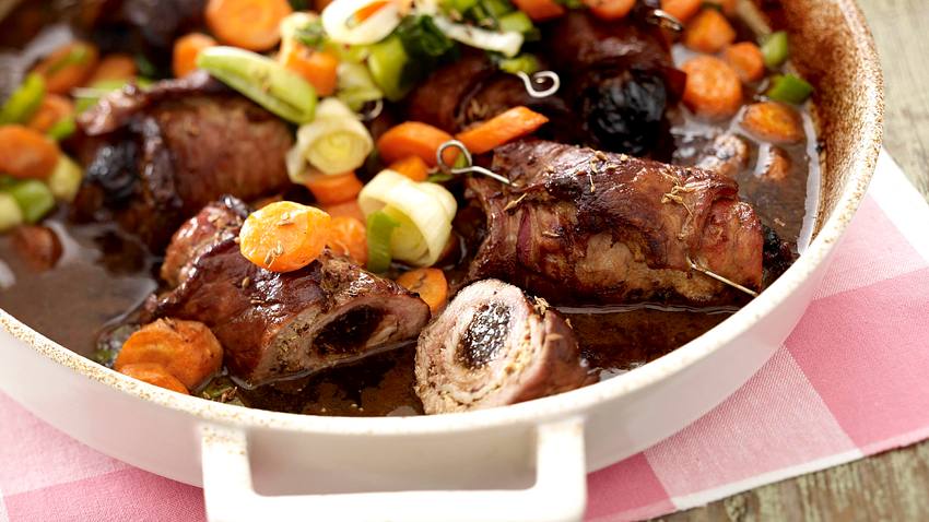 Dänische Ofenrouladen mit Möhren-Porree-Gemüse Rezept - Foto: House of Food / Bauer Food Experts KG