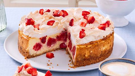 Erdbeer-Käsekuchen mit Baiserhaube Rezept - Foto: House of Food / Bauer Food Experts KG