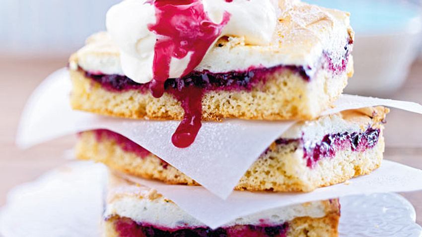 Heidelbeer-Blechkuchen mit Baiser Rezept - Foto: House of Food / Bauer Food Experts KG