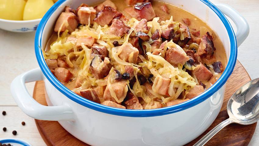 Kasselergulasch mit Weißkohlstreifen Rezept - Foto: House of Food / Bauer Food Experts KG