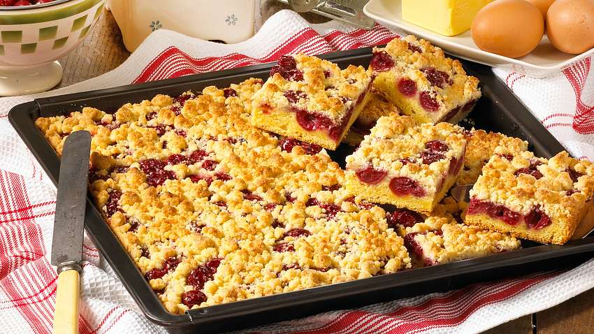 Kirsch-Streuselkuchen vom Blech Rezept - Foto: House of Food / Bauer Food Experts KG