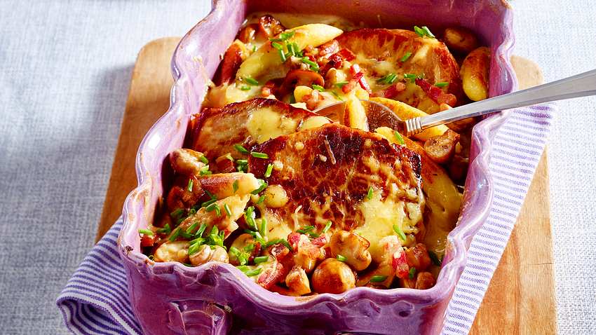 Kotelett-Champignon-Auflauf mit Schupfnudeln Rezept - Foto: House of Food / Bauer Food Experts KG