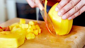 Mango schälen und vom Stein schneiden - Foto: House of Food / Bauer Food Experts KG