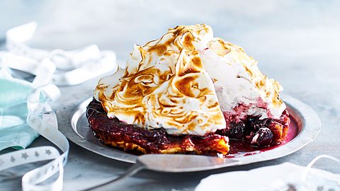 Meringuewolke auf Kirsch-Tarte-Tatin Rezept - Foto: House of Food / Bauer Food Experts KG