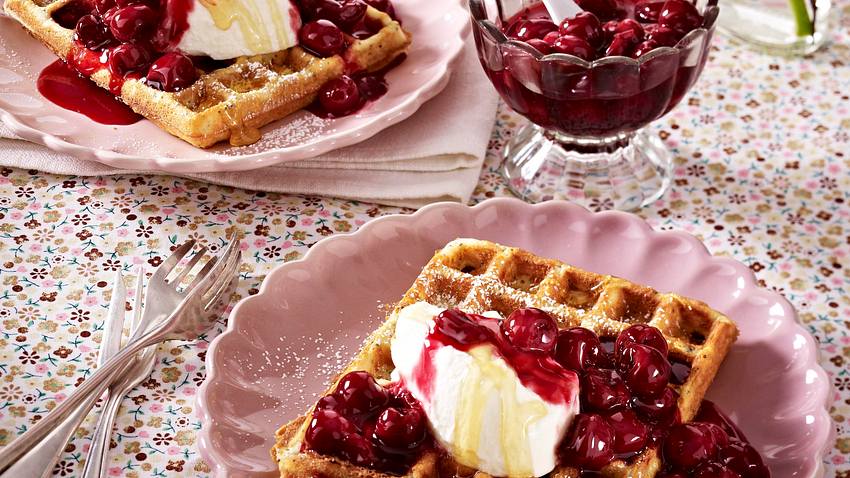 Mohnwaffeln mit Kirschkompott und Honig-Joghurt Rezept - Foto: House of Food / Bauer Food Experts KG