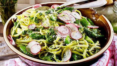 Nudeln mit grünem Spargel und Spinat-Pesto - Foto: House of Food / Bauer Food Experts KG