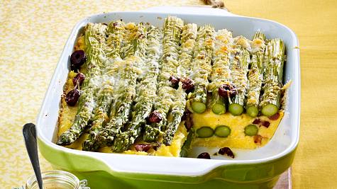 Polenta-Spargel-Auflauf mit Oliven und Paprika-Pesto Rezept - Foto: House of Food / Bauer Food Experts KG