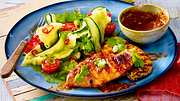 Pollo con Mole - Huhn in Schoko-Chili-Soße mit Gurkensalat - Foto: House of Food / Bauer Food Experts KG
