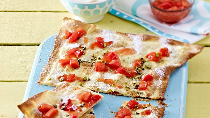 Rhabarber-Flammkuchen mit Schmandcreme Rezept - Foto: House of Food / Bauer Food Experts KG