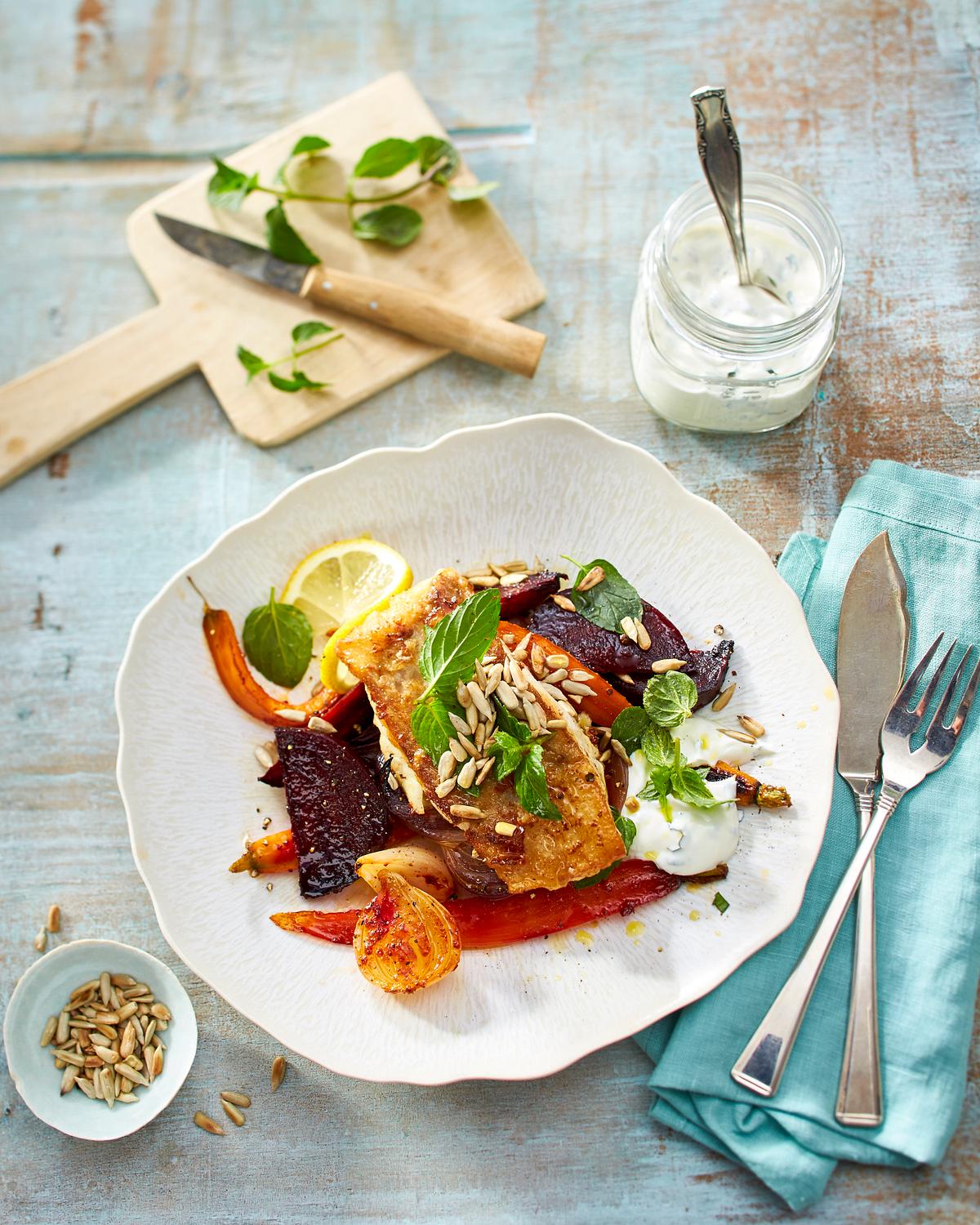 Rotbarschfilet auf Ofengemüse mit Minzdip Rezept