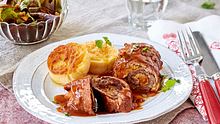 Rouladen mit Backobstfüllung in Specksoße zu böhmischen Knödeln Rezept - Foto: LECKER.de
