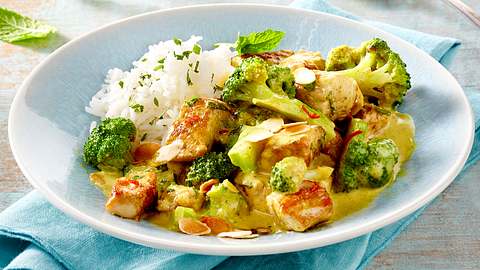 Schnelles Putencurry mit Brokkoli, Chili, Minze und Mandelblättchen Rezept - Foto: Fucke, Johannes