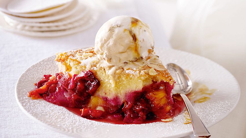 Sommerpflaumen-Cobbler mit Mandeln Rezept - Foto: House of Food / Bauer Food Experts KG