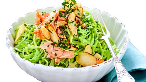 Spaghetti in Avocado-Soße mit allzeit bereiter Lachsbegleitung Rezept - Foto: House of Food / Bauer Food Experts KG