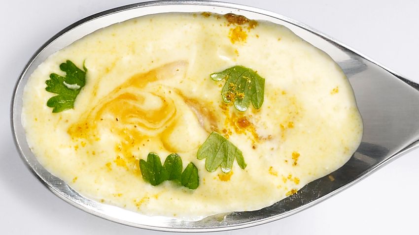 Spargelsoße auf Löffel: Mango-Schmand-Curry-Soße mit Koriander Rezept - Foto: House of Food / Bauer Food Experts KG