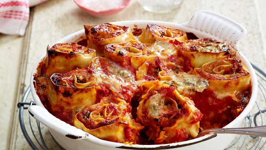Zucchini-Nudel-Rolls in Tomatensoße Rezept - Foto: House of Food / Bauer Food Experts KG
