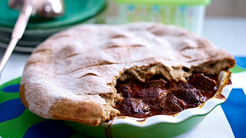 Zwiebelgulasch mit Brotkruste Rezept - Foto: House of Food / Bauer Food Experts KG